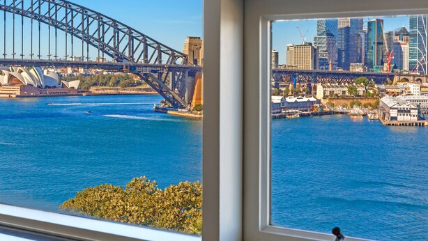 Blick auf das Sydney Opera House und die Harbour Bridge von einem Zimmer aus.
