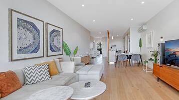 Comfort Apartment, 2 Bedrooms (NPA005) | Living area
