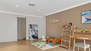 Comfort House, 4 Bedrooms (NPE051) | Living area