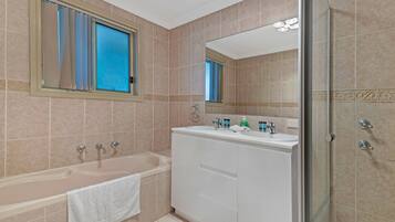 Comfort House, 4 Bedrooms (NPE051) | Bathroom