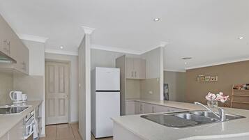 Comfort House, 4 Bedrooms (NPE051) | Private kitchen | Microwave, oven, stovetop, cookware/dishes/utensils