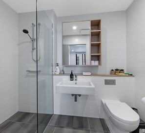 Classic Apartment, 2 Bedrooms (NPE081) | Bathroom