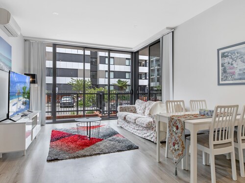 Kozyguru | Penrith | 2 Bed 2 Bath Apt Free Parking