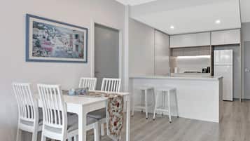 Classic Apartment, 2 Bedrooms (NPE081) | In-room dining