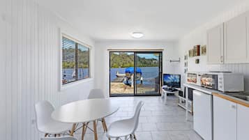 Comfort House, 4 Bedrooms (NPH003) | In-room dining