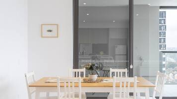 Rumah Klasik, 2 kamar tidur (NRH035-1903) | Makan di kamar