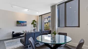 Classic Apartment, 1 Bedroom (NSH533) | In-room dining