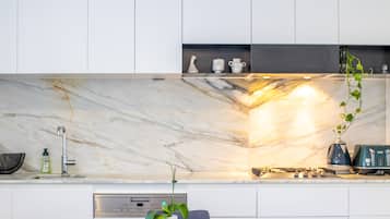 Apartamento clássico, 1 quarto (NSH533) | Cozinha privada | Micro-ondas, fogão, cooktop, talheres/pratos/utensílios de cozinha