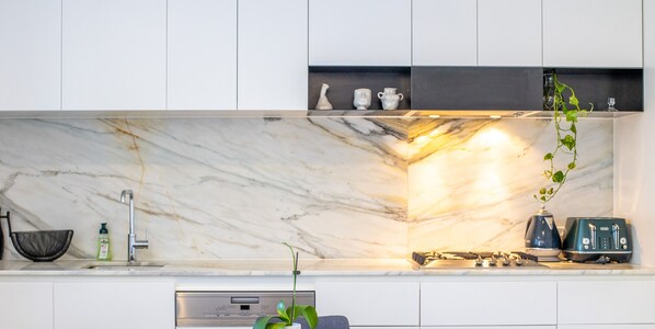 Departamento clásico, 1 habitación (NSH533) | Cocina privada | Microondas, horno, parrilla de estufa y utensilios de cocina 