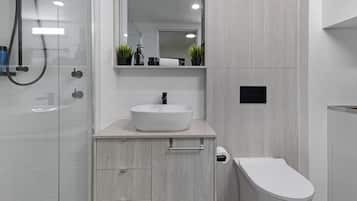 Apartment, 1 Bedroom (NSH551-42) | Bathroom | Shower