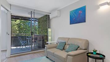 Apartment, 1 Bedroom (NSH551-42) | Living area