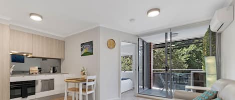 Departamento, 1 habitación (NSH551-42) | Cocina privada | Microondas, horno, parrilla de estufa y utensilios de cocina