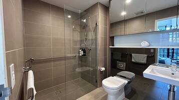 City Apartment, 1 Bedroom (NSL010) | Bathroom | Shower