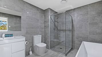 Apartment, 2 Bedrooms (NWE031-A) | Bathroom