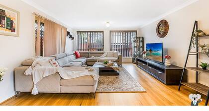 Kozyguru | West Hoxton | Spacious 7-Person Home With Backyard