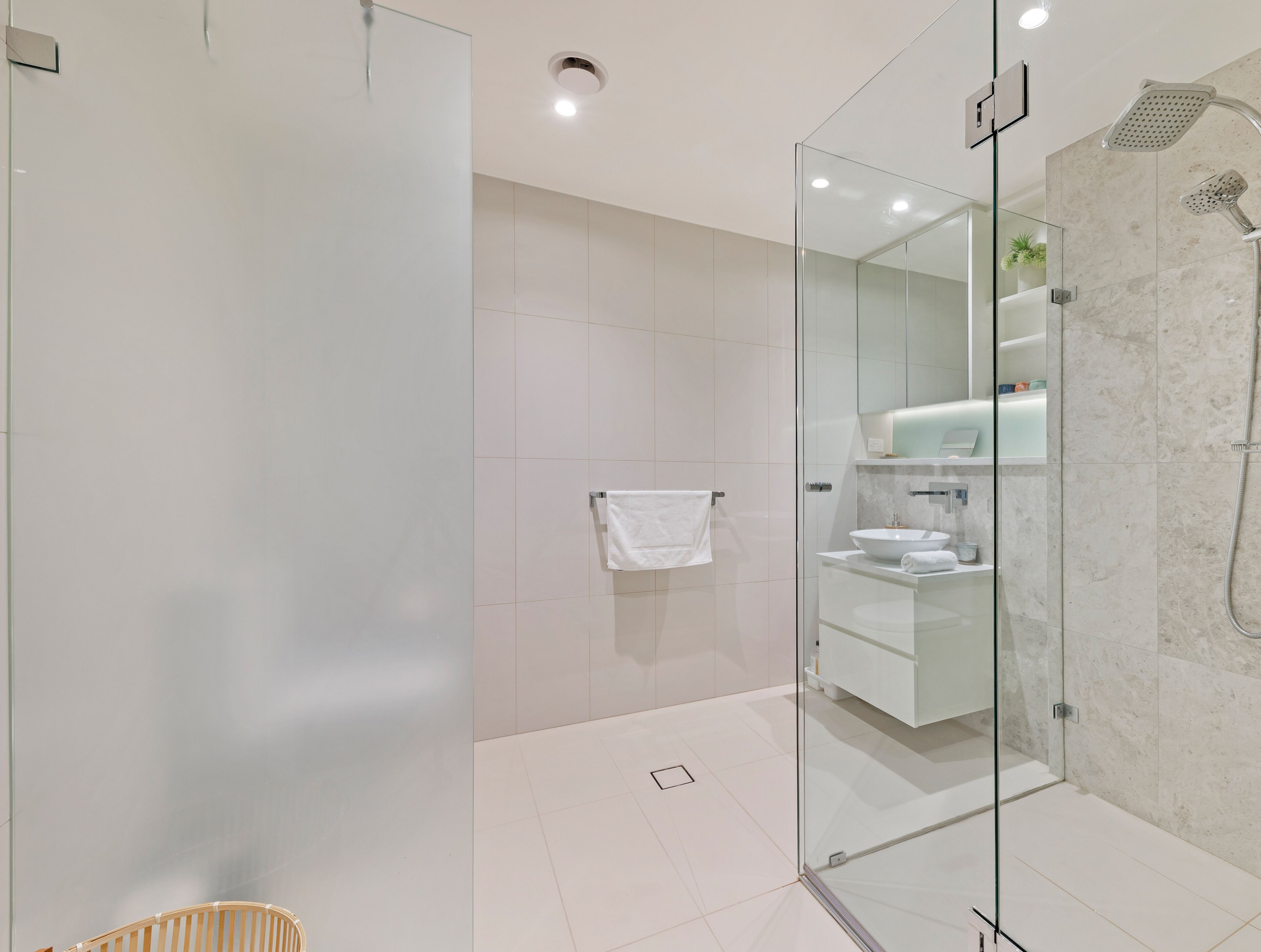 Apartment, 1 Bedroom (NWP017) | Bathroom | Shower