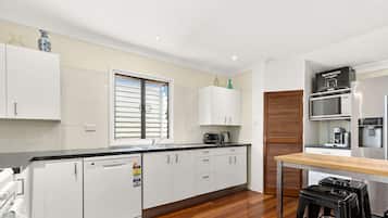 House, 3 Bedrooms (QAL035) | Private kitchen | Fridge, microwave, oven, stovetop