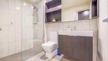 Apartamento, 1 habitación (QBN550-607) | Baño | Ducha, secador de pelo, toallas y papel higiénico