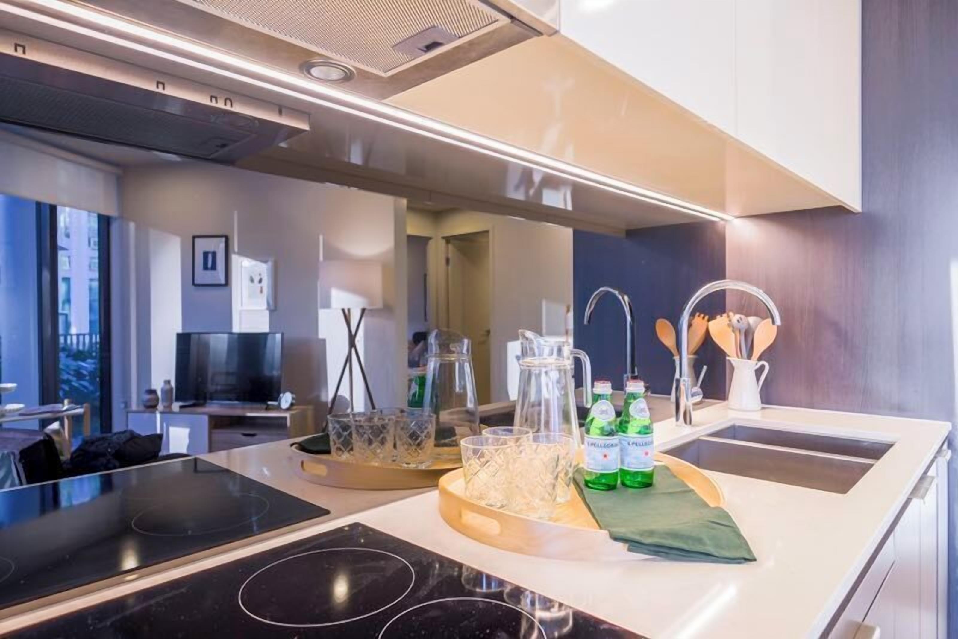 Apartment, 1 Bedroom (QBN550-607) | Private kitchen | Fridge, microwave, oven, stovetop