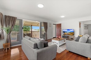 House, 3 Bedrooms (QCA061) | Living area - Kozyguru | Carindale | 3 Bedroom Cosy House (Carindale)