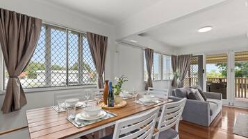 House, 3 Bedrooms (QCA061) | In-room dining