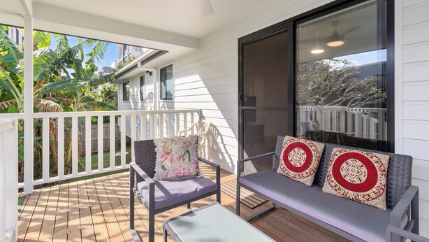 A covered porch with a seating area, a ceiling fan, and a view of the outdoors. - Kozyguru | Mt Gravatt East | 3 Bed Home (Mount Gravatt East)