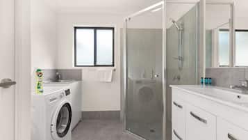 House, 3 Bedrooms (QMG030) | Bathroom | Shower