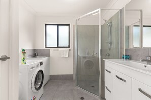 House, 3 Bedrooms (QMG030) | Bathroom