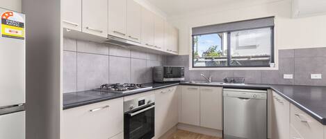 Casa, 3 quartos (QMG030) | Cozinha privada | Geladeira, micro-ondas, fogão, cooktop