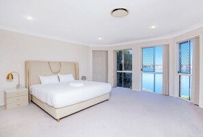 5 bedrooms, individually decorated, individually furnished, free WiFi - Kozyguru | Mermaid Waters | Waterfront With Private Jetty (Mermaid Waters)