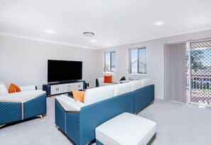Living area - Kozyguru | Mermaid Waters | Waterfront With Private Jetty (Mermaid Waters)