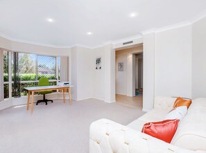 House, 5 Bedrooms (QMW019) | Living area