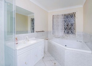 House, 5 Bedrooms (QMW019) | Bathroom