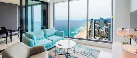 Apartamento Confort, 2 habitaciones, vistas al mar (QSP088) | Zona de estar | Una televisión de pantalla plana