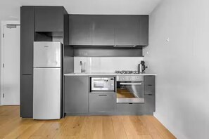 Appartement, 1 chambre (VCO009) | Cuisine privée | Réfrigérateur, micro-ondes, four, plaque de cuisson