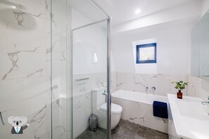 Apartment, 2 Bedrooms (VCR048-4) | Bathroom