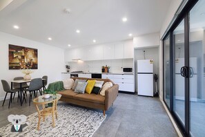 Apartment, 2 Bedrooms (VCR048-4) | Living area