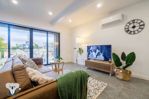 Apartment, 2 Bedrooms (VCR048-4) | Living area
