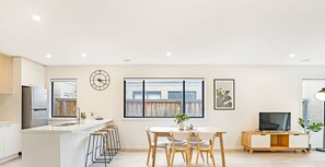 House, 5 Bedrooms (VGR021) | In-room dining - Kozyguru | Greenvale | Charming 7 Bed House (Greenvale)