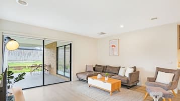 House, 5 Bedrooms (VGR021) | Living area | TV