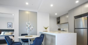 Appartement Design, 2 chambres (VME028-4403) | Cuisine privée | Réfrigérateur, micro-ondes, four, plaque de cuisson