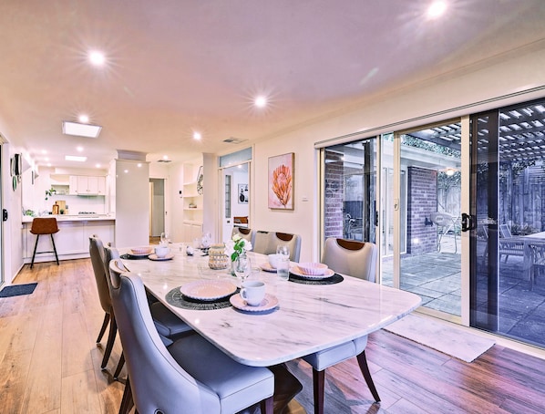 تناول الطعام داخل الغرفة