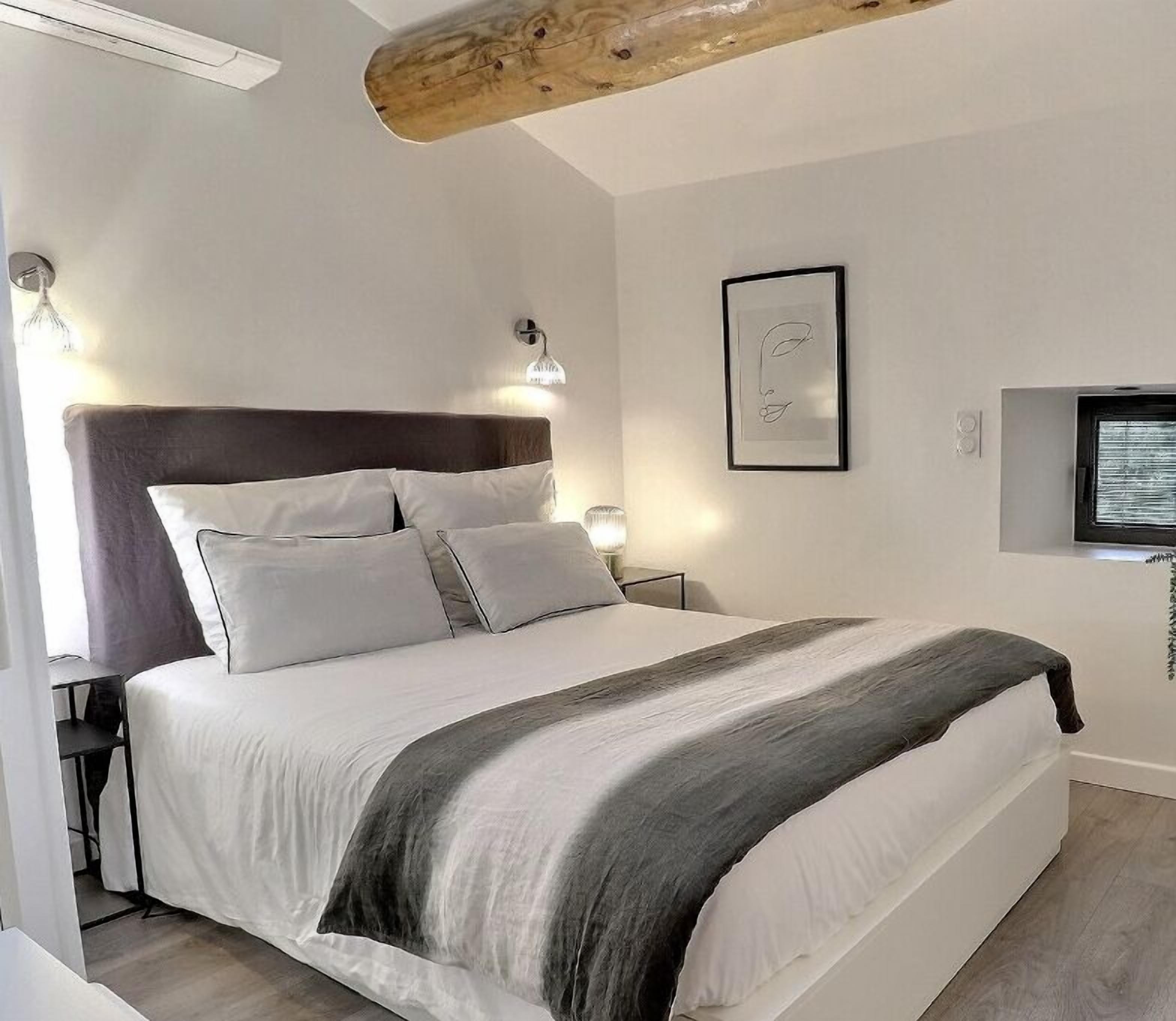 5 chambres, coffres-forts dans les chambres, fer et planche à repasser