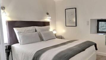 5 bedrooms, in-room safe, iron/ironing board, travel crib