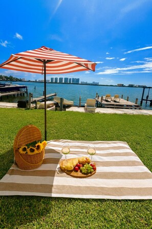Outdoor dining - Cozy apartment in front of the lagoon in hotel zone (Cancún)