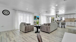 A modern living room with a sofa set, a coffee table, and a TV. - Charming 2-bedroom apartment in lovely DeBary with AC, WiFi (DeBary)