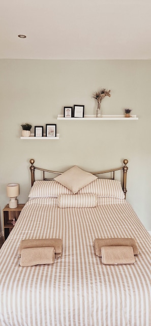 2 chambres, bureau, fer et planche à repasser, lit de bébé portatif