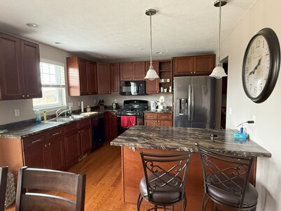 Like New 2-bed + Home office + 2 Car Garage short drive north of Pittsburgh