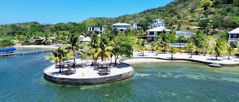 Un resort tropical con aguas cristalinas, palmeras y villas modernas.