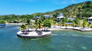 Un complexe hôtelier tropical doté d’eaux cristallines, de palmiers et de villas modernes.